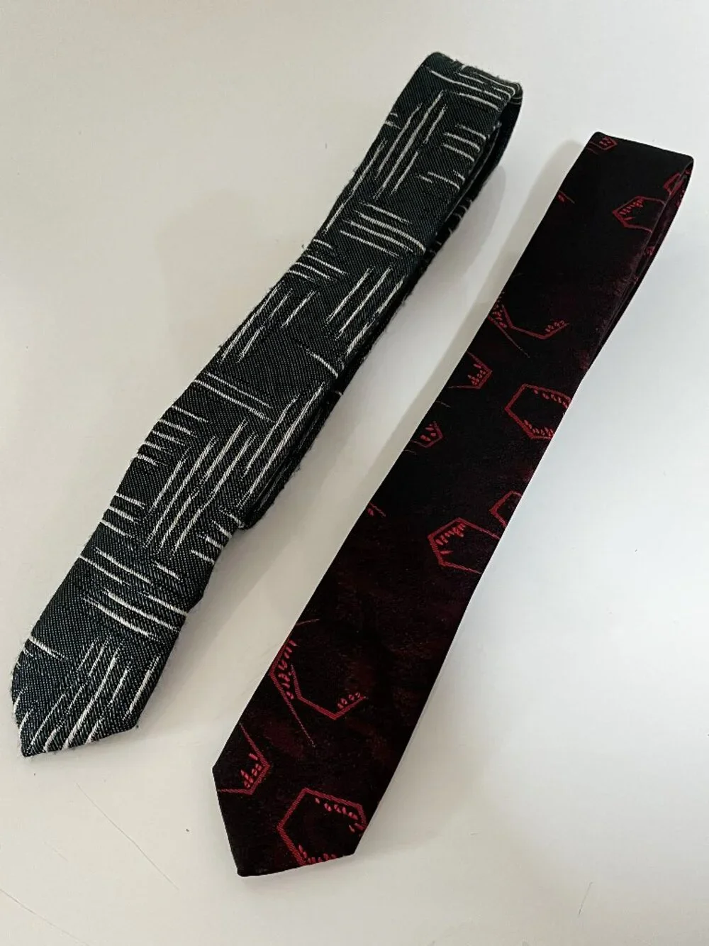 STRING BEANS Lot of 2 SKINNY Vintage Red & Green NECKTIES/PREOWNED